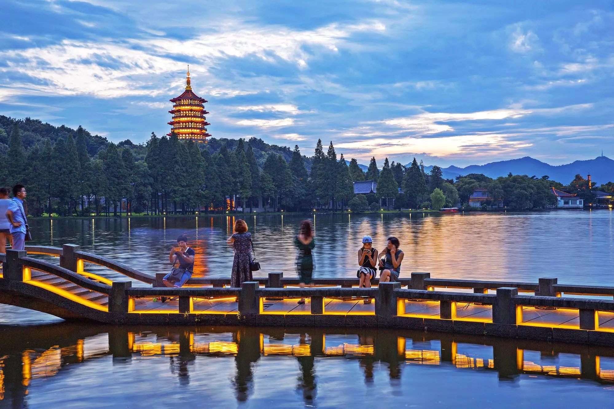 南京、靈山大佛、魔都上海、西湖美景、烏鎮(zhèn)、夜景蘇州古運河、夜登金茂大廈·船游黃浦江、杭州宋城5日游全攻略